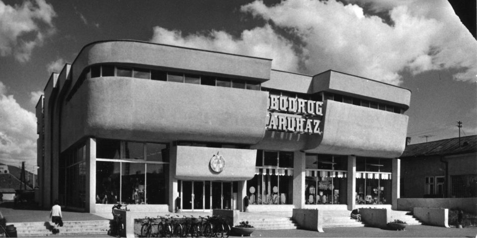 A Bodrog Áruház Sárospatakon | Műemlék Makovecz-épületek