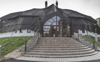 Faluházépítés Bakon | Műemlék Makovecz-épületek
