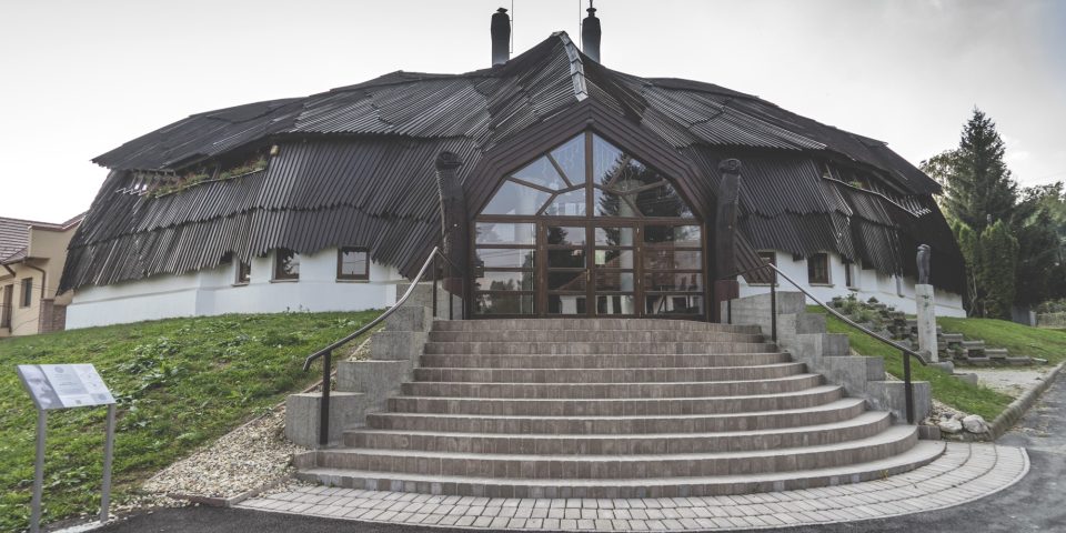 Faluházépítés Bakon | Műemlék Makovecz-épületek